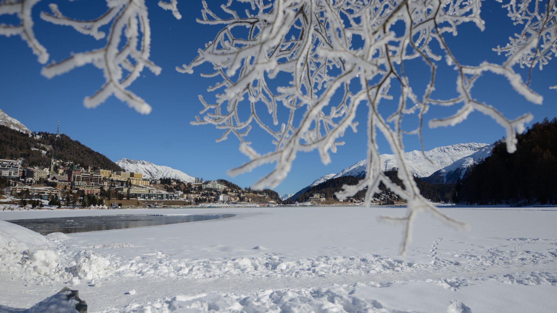 Lac gelé de Saint-Moritz en Suisse