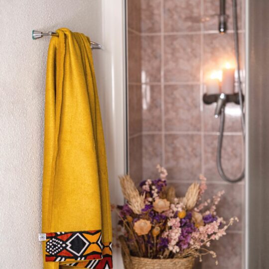 Drap de douche de la collection Bogolan de Poropango