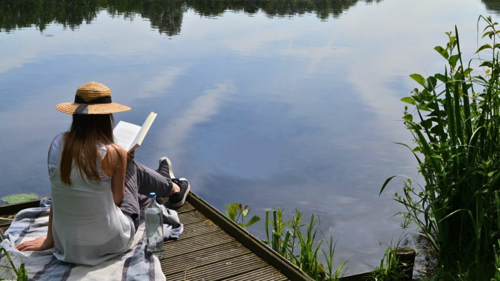 Culture française : Lecture au bord de l'eau