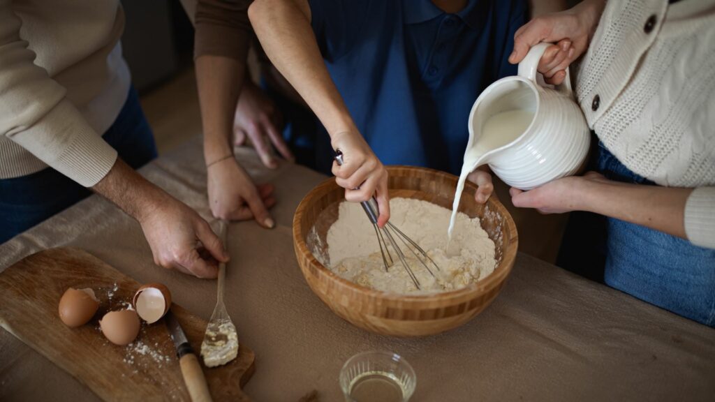 Préparation des crêpes de la chandeleur par plusieurs personnes