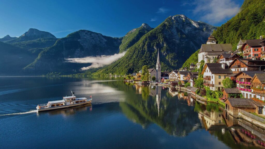 Vue panoramique du lac Hallstatt et des montagnes environnantes en Autriche.