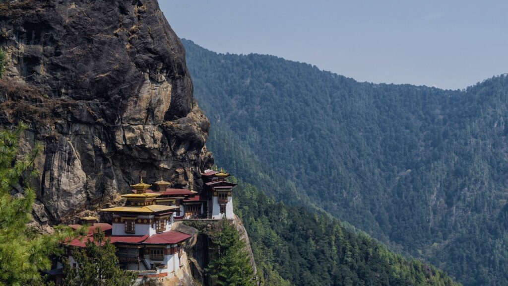 Monastère au sommet d'une montagne au Bhoutan.