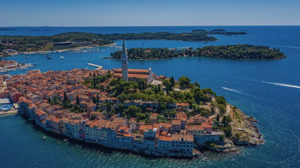 Vue de Rovinj depuis la mer Adriatique avec ses maisons colorées.