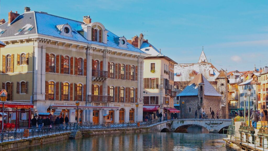 Vieille ville d'Annecy avec ses canaux et ses maisons colorées.