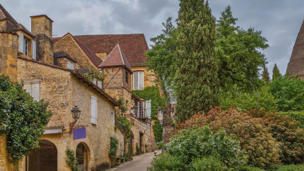 Sarlat-la-Canéda avec ses maisons en pierre dorée et ambiance médiévale.