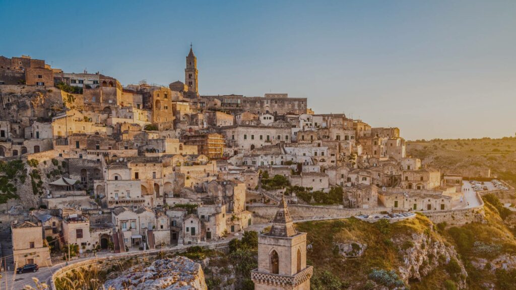 Vue des Sassi de Matera, Italie, avec ses maisons troglodytiques creusées dans la roche.