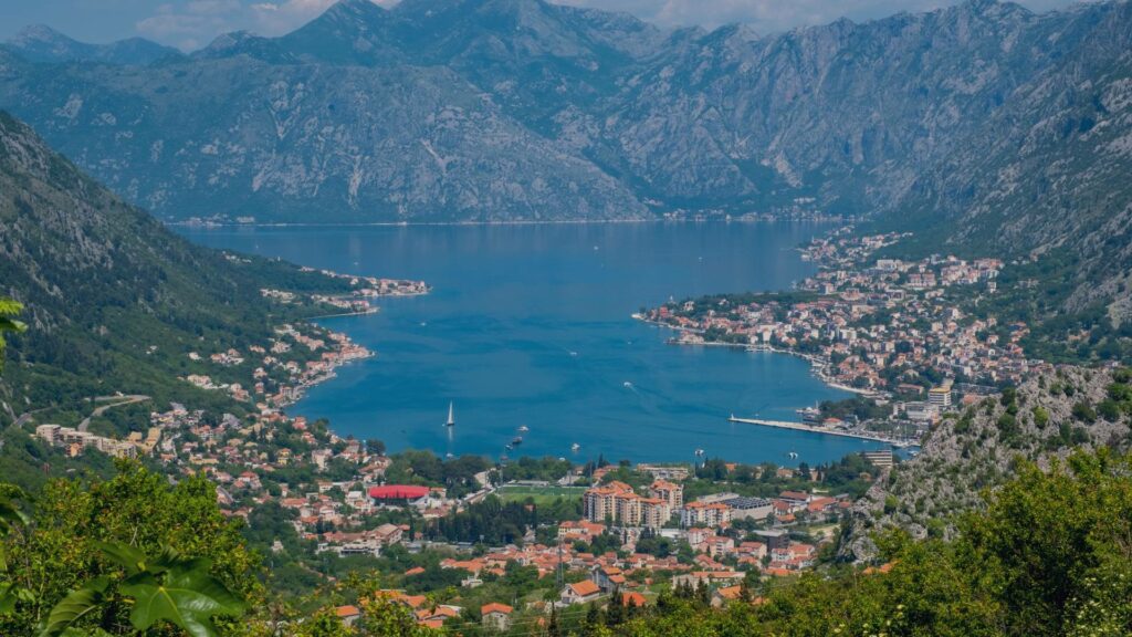 Vue de la baie de Kotor avec ses montagnes abruptes se jetant dans l'eau bleue.