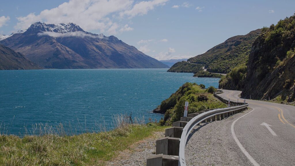Paysage de la Nouvelle-Zélande avec des montagnes et des lacs.