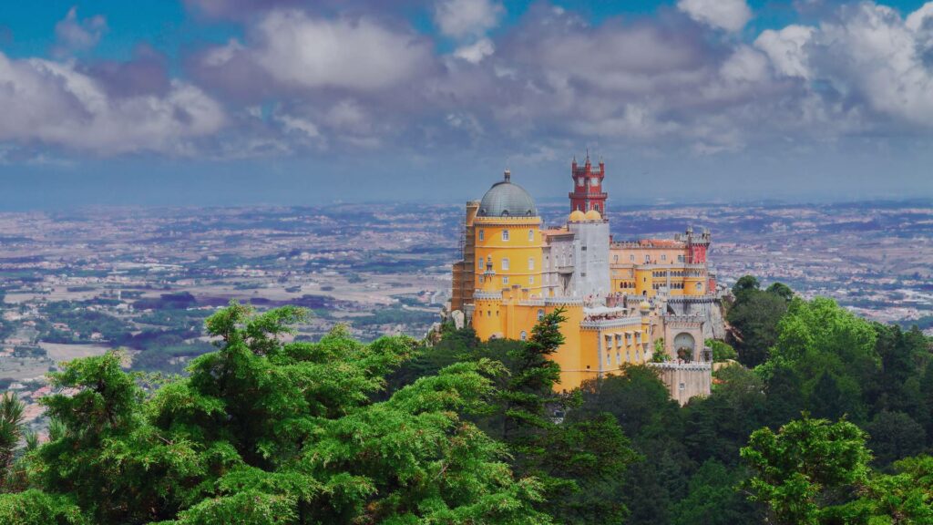 Palais de Pena à Sintra entouré de jardins luxuriants.