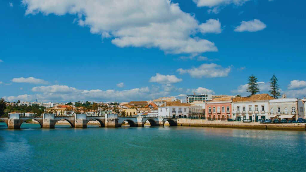 Vue de Tavira, Portugal, avec la rivière Gilão et les ponts historiques.