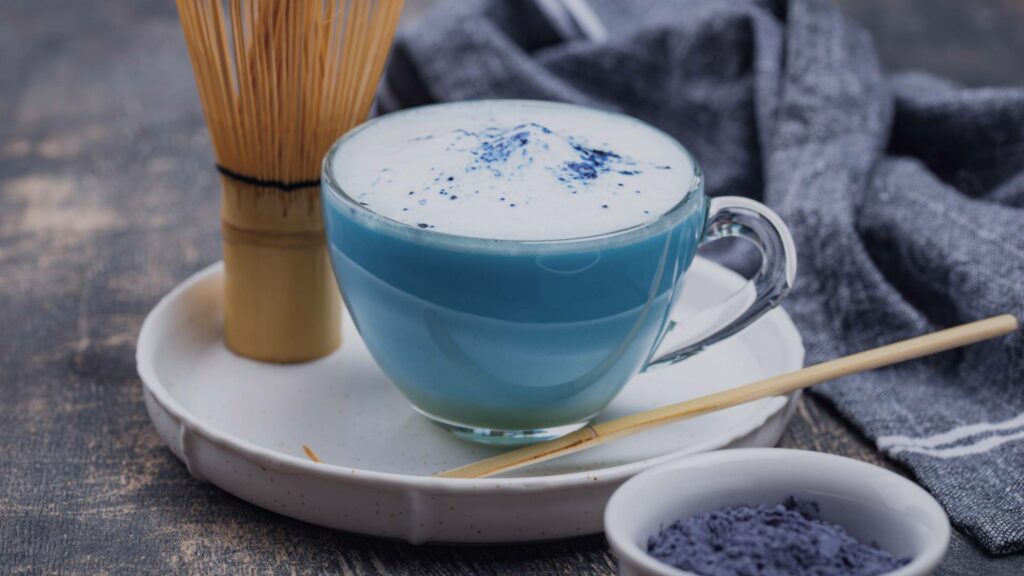 Thé de matcha bleu au lait