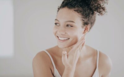 Comment se démaquiller naturellement : Conseils et astuces pour une peau saine