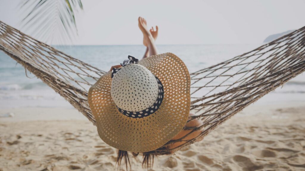 Femme sur un hamac au bord de la plage