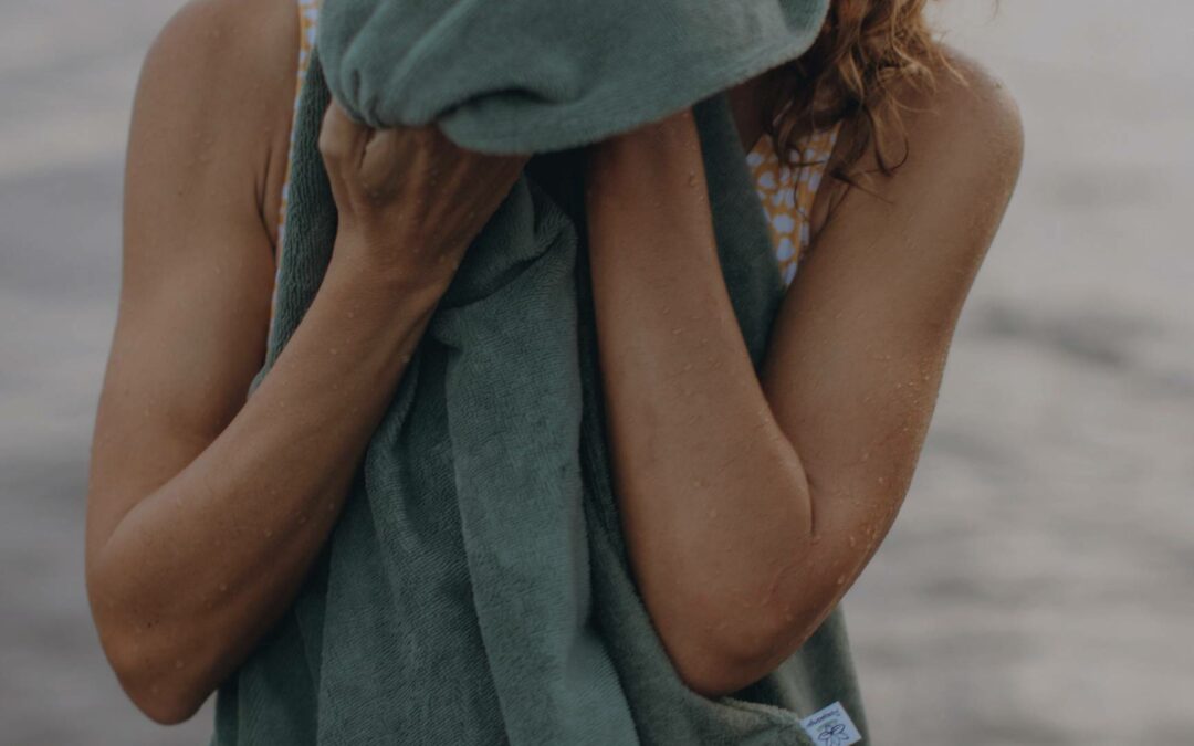 Pourquoi la douceur de votre serviette de plage est essentielle ?