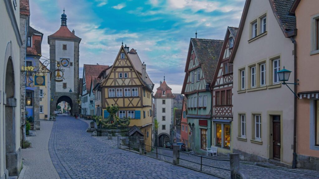 Rues pavées et maisons à colombages dans la vieille ville de Rothenburg ob der Tauber.