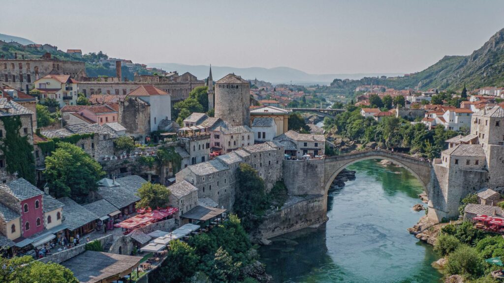 Le célèbre pont Stari Most à Mostar avec des maisons ottomanes en arrière-plan.