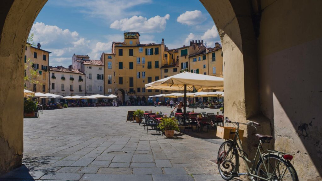 Piazza dell'Anfiteatro, une place historique entourée de bâtiments colorés à Lucca.