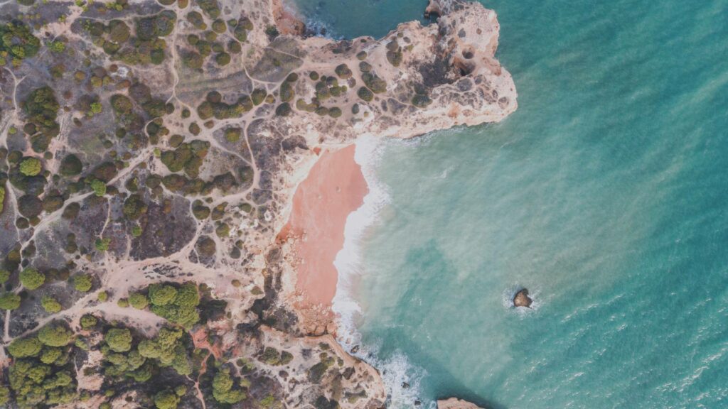 Plage sauvage de l'Algarve avec ses falaises spectaculaires