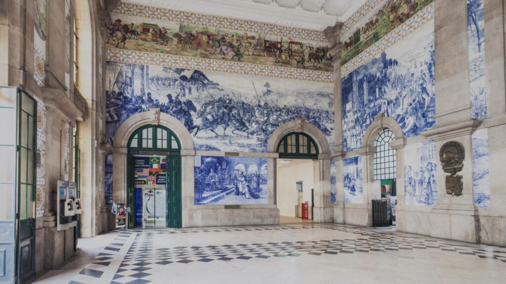 Station de métro São Bento à Porto, célèbre pour ses azulejos représentant des scènes de l'histoire portugaise.