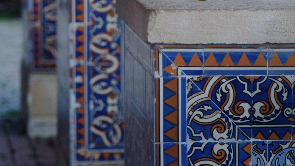 Motifs d'azulejos traditionnels intégrés dans un bâtiment, montrant l'influence des azulejos dans l'architecture.