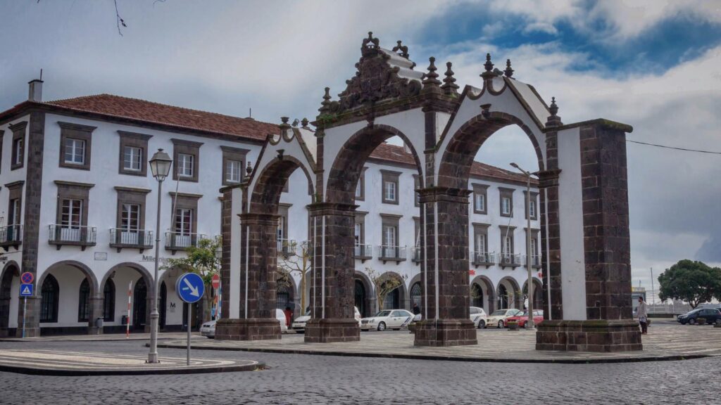 Les portes de la ville, Portas da Cidade, à Ponta Delgada, avec des bâtiments historiques en arrière-plan.