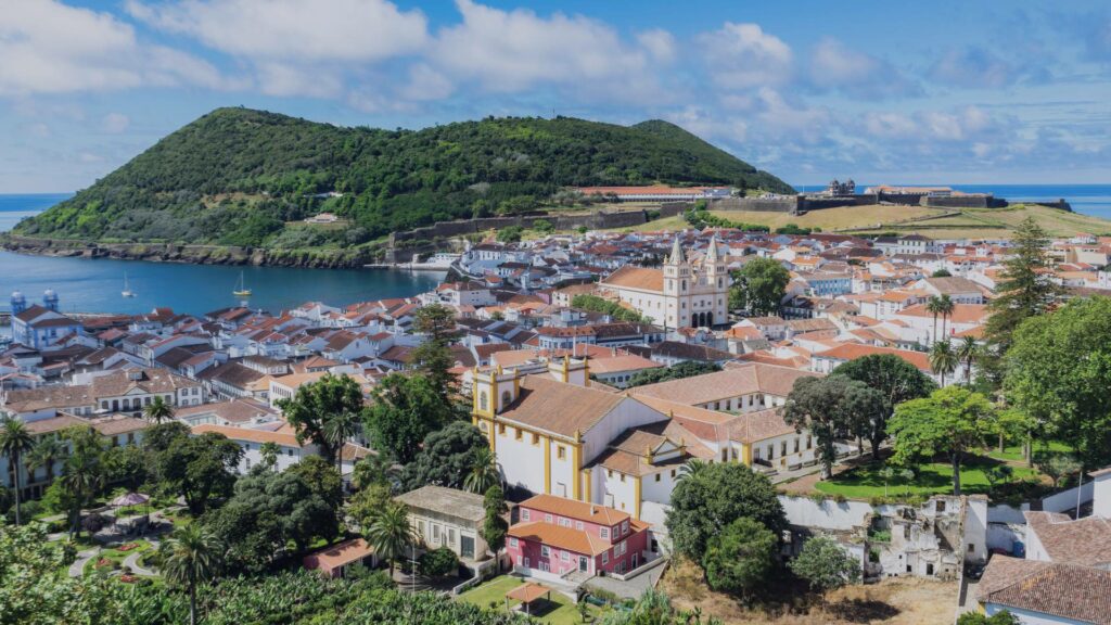 Vue aérienne de la ville historique d'Angra do Heroísmo sur l'île de Terceira.