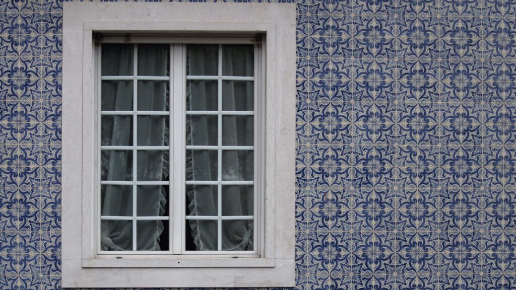 Azulejos traditionnels sur le mur d'une maison à Lisbonne