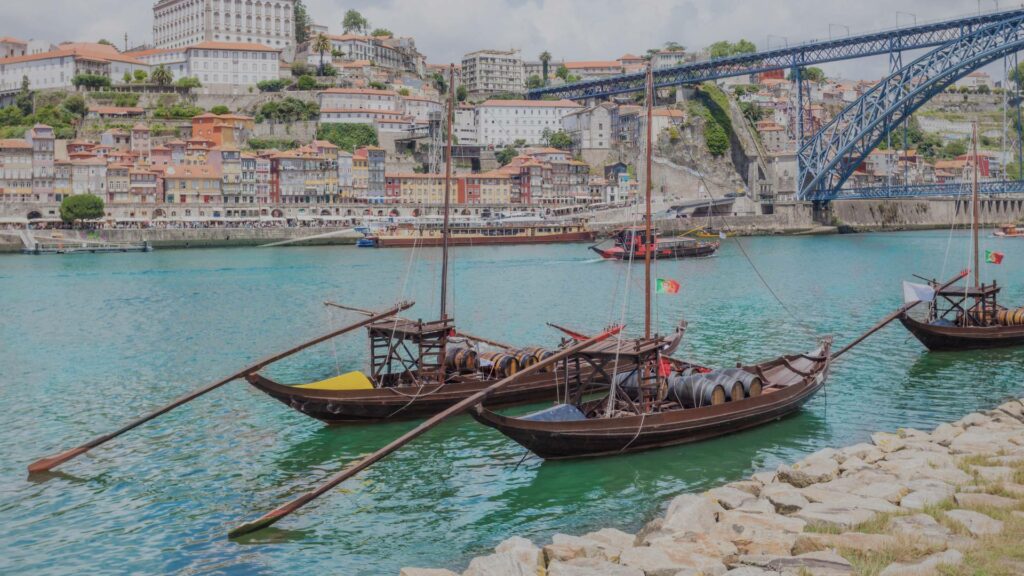Bateaux Rabelo naviguant sur le fleuve Douro à Porto