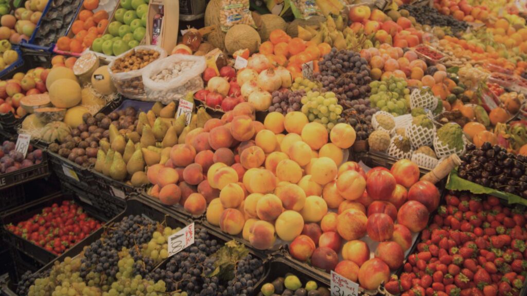 Étals de fruits et légumes au marché de Bolhão à Porto