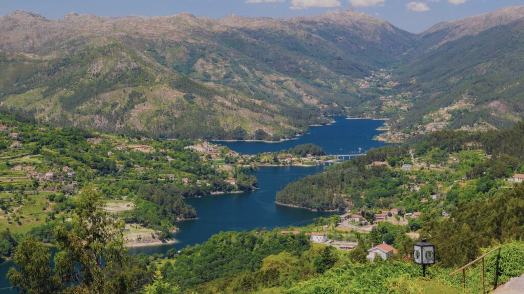 Vue panoramique du Parc National de Peneda-Gerês, avec des montagnes verdoyantes et une rivière scintillante