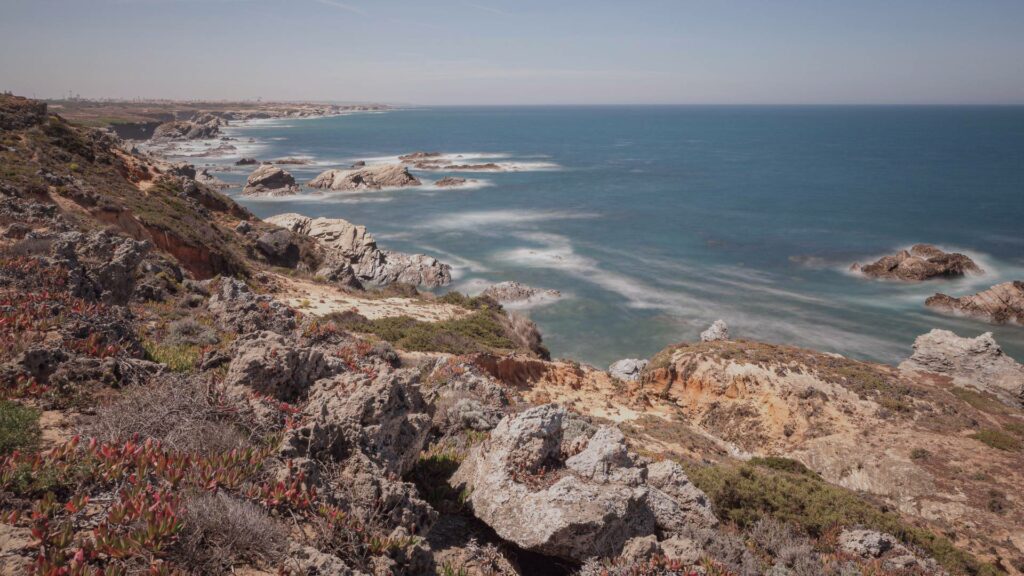 Sentier de randonnée le long des falaises spectaculaires du Parc Naturel du Sud-Ouest Alentejano