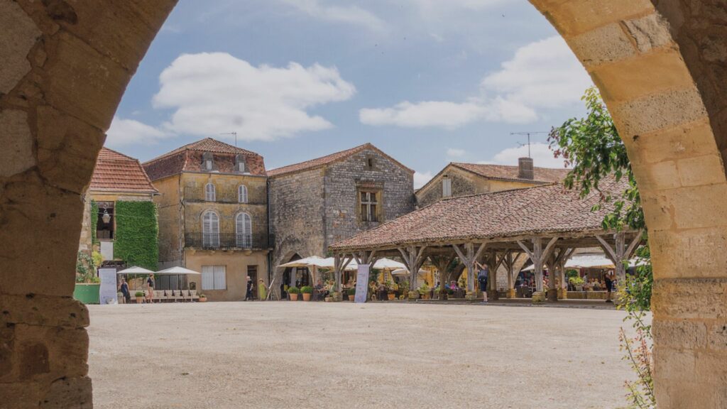 Place du village de Monpazier en Dordogne, bastide fondée 1284 par Edouard 1er d'Angleterre, l'un des lieux du roman "Le sourire aux livres" de Cynthia Kafka