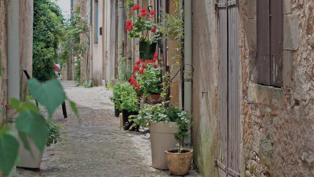 Rue du village de Monpazier en Dordogne, l'un des lieux du roman "Le sourire aux livres" de Cynthia Kafka