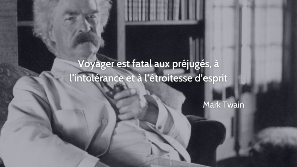 Mark Twain assis avec un livre dans les mains, symbolisant la sagesse et la réflexion sur le voyage.