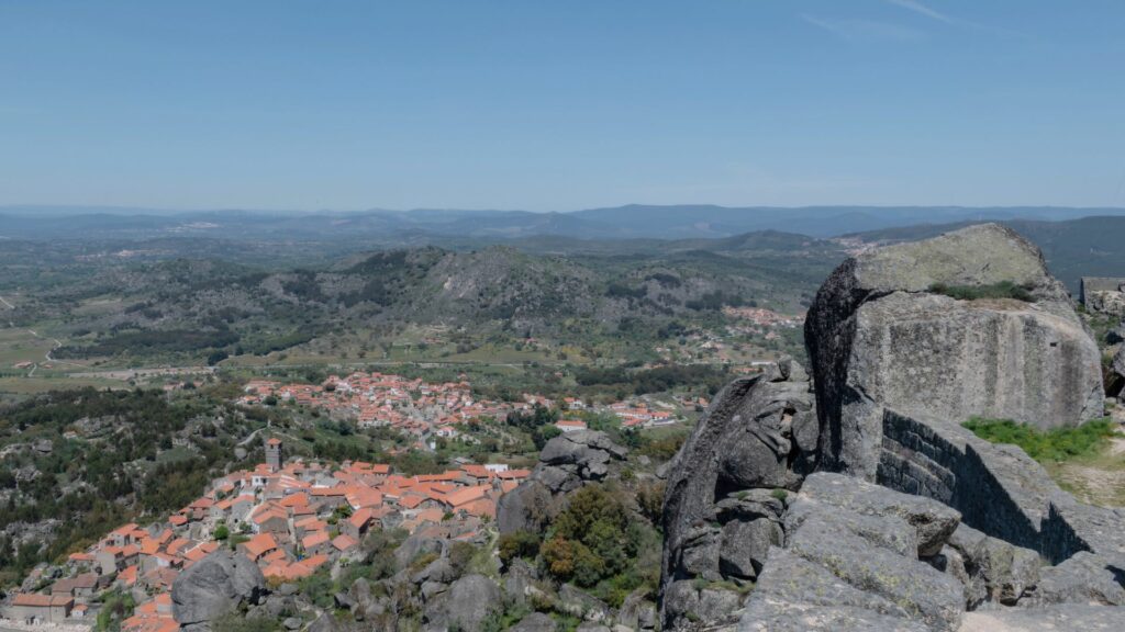 Vue panoramique du village de Monsanto, Portugal, avec ses maisons en pierre nichées entre d'énormes rochers de granit.