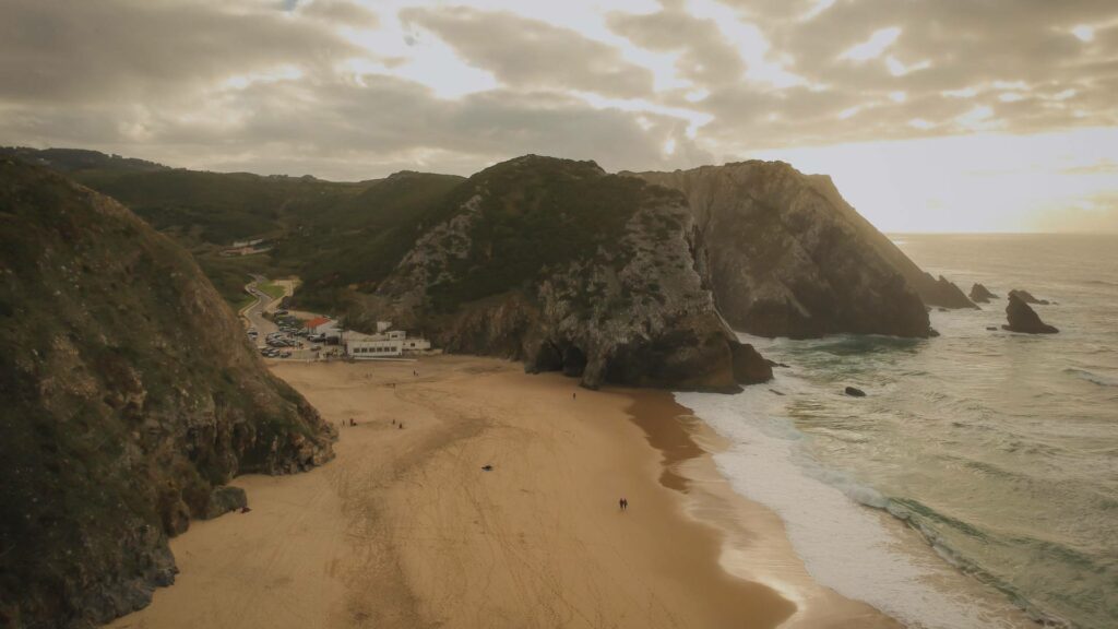 Praia da Adraga, plage près de Sintra avec falaises escarpées et grottes marines, Portugal