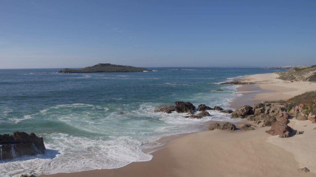 Praia da Ilha do Pessegueiro, plage sauvage face à une île avec ruines romaines, Alentejo, Portugal