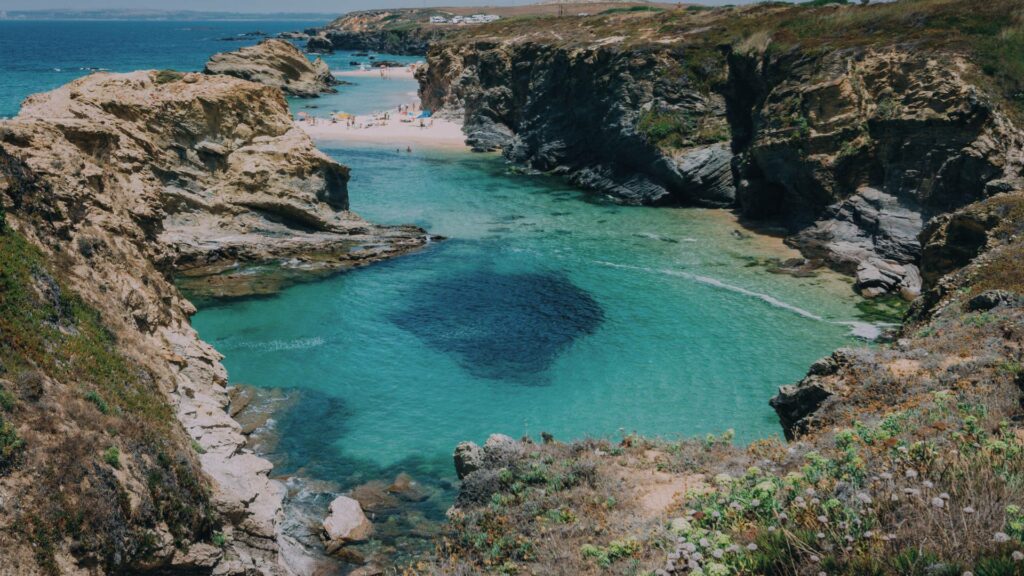 Praia da Samoqueira, plage sauvage avec formations rocheuses uniques et sable doré, Alentejo, Portugal