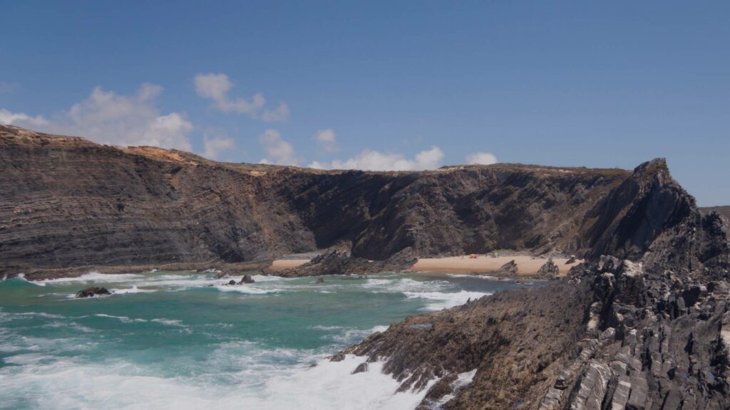 Praia de Almograve, plage entourée de dunes et falaises offrant un cadre naturel paisible, Portugal