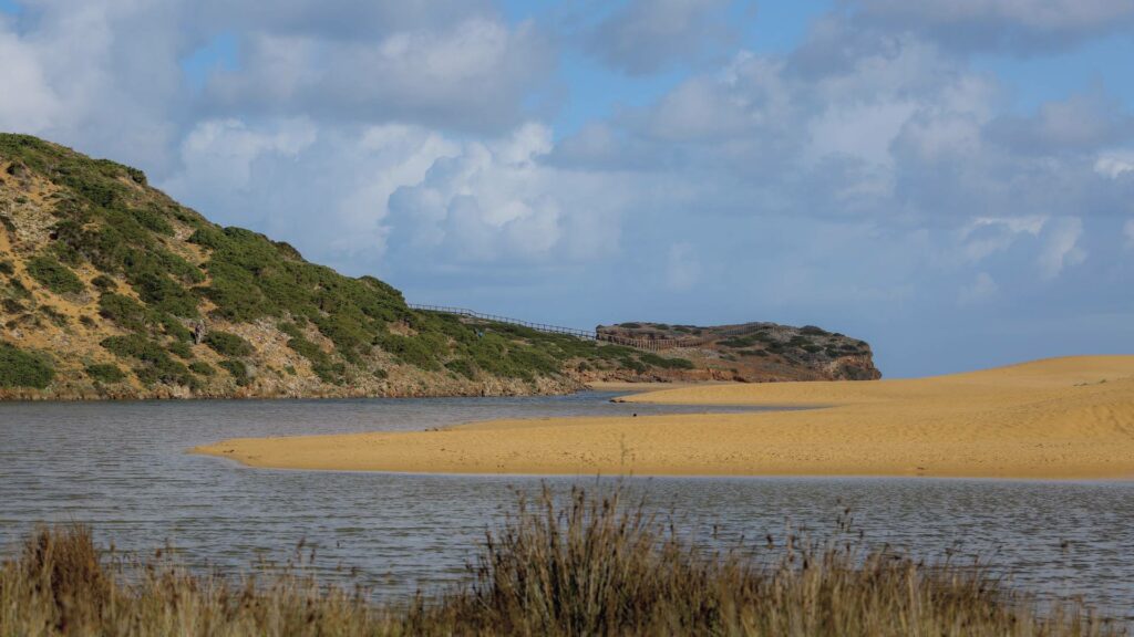 Praia de Bordeira, vaste plage sauvage entourée de dunes et de falaises, Algarve, Portugal