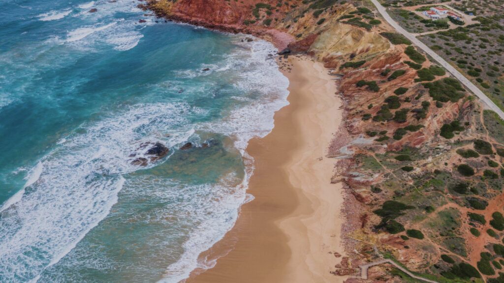 Plage de Praia do Amado, célèbre spot de surf entouré de falaises spectaculaires, Algarve, Portugal