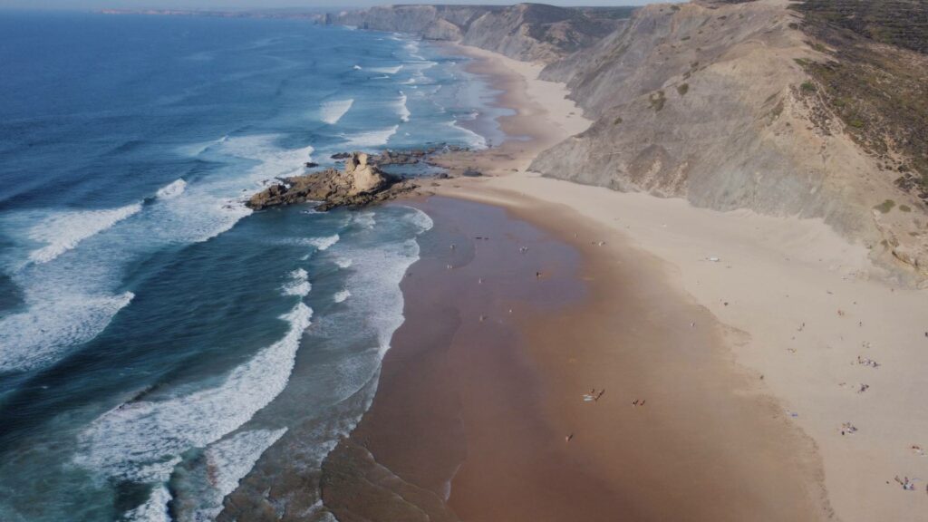 Praia do Castelejo, plage entourée de falaises imposantes et de formations rocheuses, Algarve, Portugal