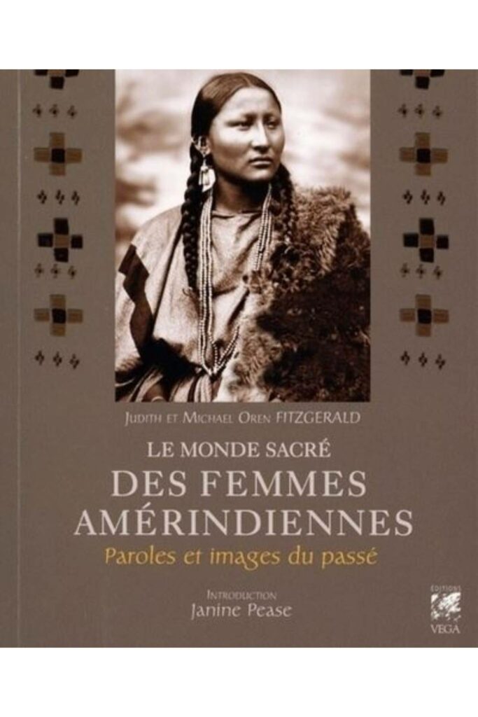 Couverture du livre "Le monde sacré des femmes Amérindiennes" de Judith et Michael Oren Fitegerald