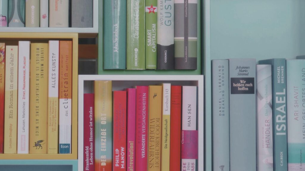 Bibliothèque esthétique avec des livres organisés par couleur