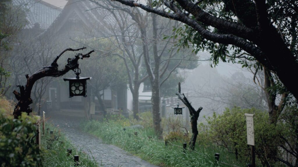 Vue d’un temple japonais dans la brume, représentant le lien entre les mondes spirituels et terrestres.