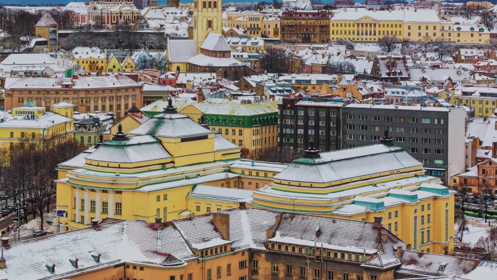 Remparts médiévaux de Tallinn avec des tours de guet sous la neige, offrant une vue panoramique sur la ville.