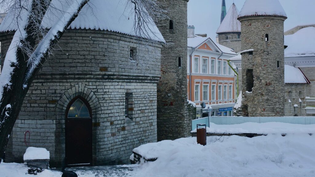 Remparts médiévaux de Tallinn avec des tours de guet sous la neige.