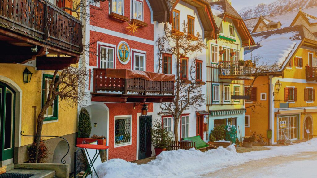 Auberge traditionnelle en bois à Hallstatt, avec des décorations de Noël et des lumières d’hiver.