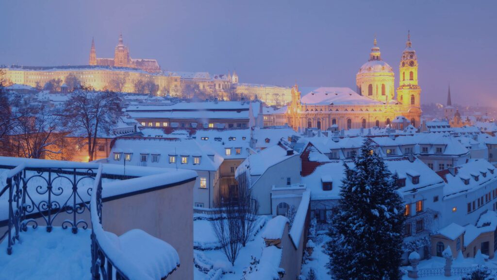 Prague enneigée vue depuis la tour de Petřín au coucher du soleil.