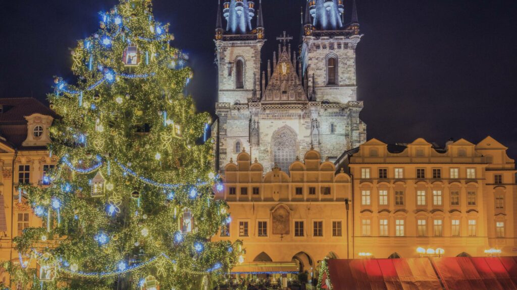 Vue de la vieille ville de Prague avec ses bâtiments historiques et ses rues pavées enneigées.